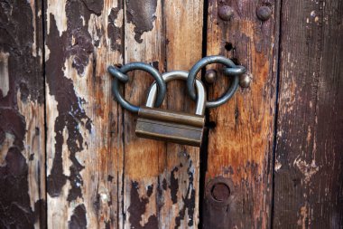Eski bir kapıdaki asma kilidi kapat
