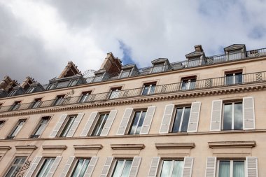 Klasik bir Paris binasının cephesi