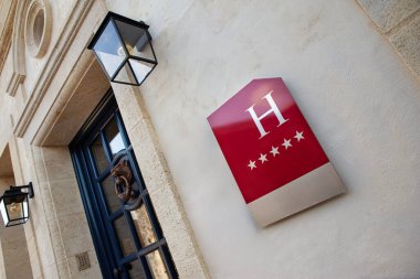 Ön cephede beş yıldızlı otel tabelası