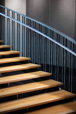 Tahta merdiven ve metal korkuluklar.