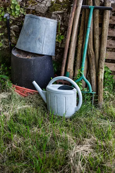 Bahçedeki eski aletler