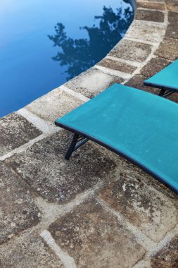 Havuz kenarındaki brandalar.