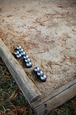 Petanque kaseleri bahçede.