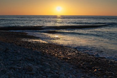 Fransa 'da Ile de Re' de Phare des Baleines sahilinde deniz ve çakıl taşları