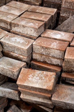 İnşaat alanında tuğla yığını