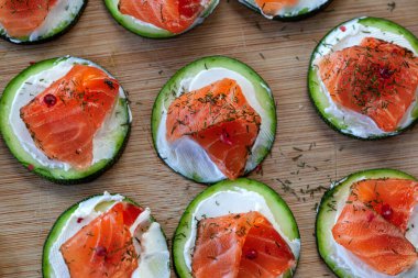 Füme somon ve peynirli kabak köftesi.