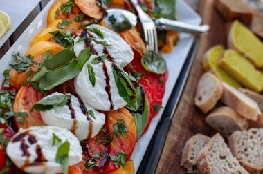 Açık büfede domates salatası ve mozarella.