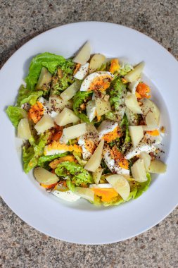 Yumurta ve patatesli yeşil marul.