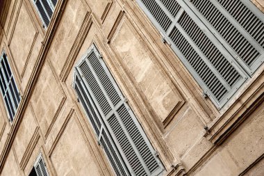 Provence 'deki bir konut binasının cephesi