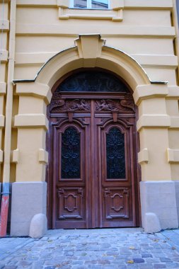 Lviv 'de bir evin antik ahşap kapıları. Yüksek kalite fotoğraf