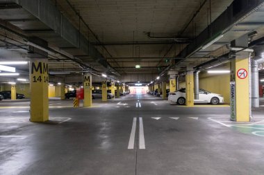 Yeraltı otoparkında araba izleri var. Yüksek kalite fotoğraf