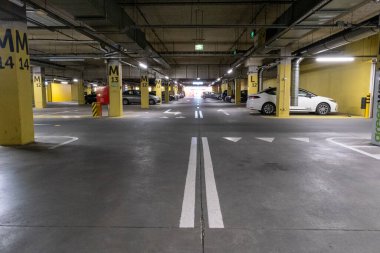 Yeraltı otoparkında araba izleri var. Yüksek kalite fotoğraf