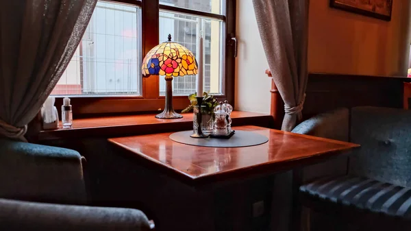 一间旧餐馆的内部 一张桌子 一张沙发和一盏彩灯 高质量的照片 — 图库照片