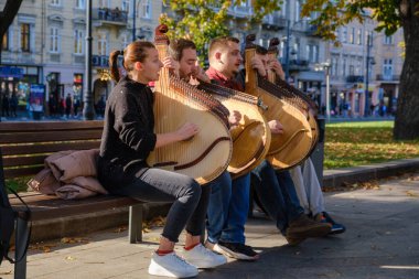 Lviv 'de bir parkta dört bandura oyuncusu oynuyor. Yüksek kalite fotoğraf