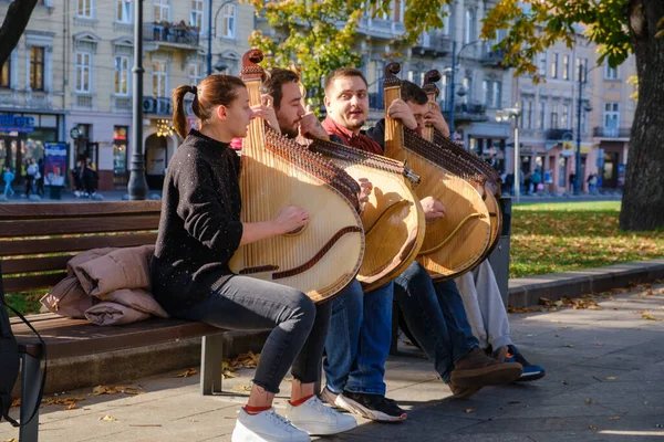 4人のバンデューラ奏者がリヴィウの公園で演奏する 高品質の写真 — ストック写真