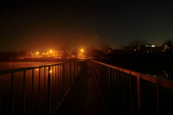 Pont Sur Rivière Dans Lueur Rouge Contre Ciel Étoilé Photo — Photo