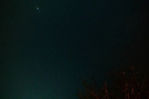 暗い夜空に明るい星 高品質の写真 — ストック写真