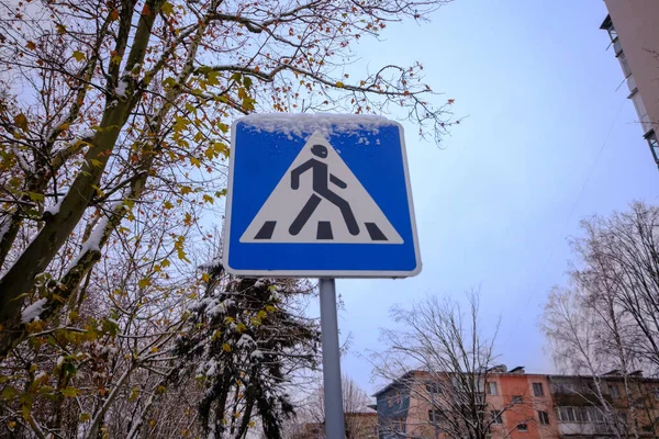 Дорожній Знак Пішохідний Перехід Вкритий Снігом Високоякісна Фотографія — стокове фото