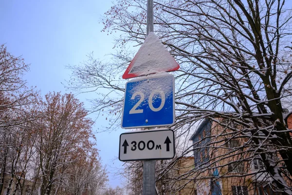 Рекомендована Швидкість Обмеження Дорожнього Знаку Посипаного Снігом Високоякісна Фотографія — стокове фото