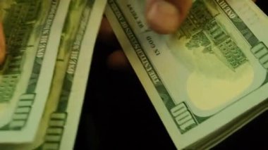 Adam ambar faturalarını, yavaş çekim videolarını sayıyor. Yüksek kaliteli FullHD görüntüler