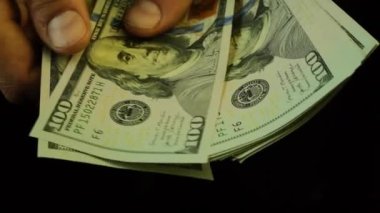 Adam ambar faturalarını, yavaş çekim videolarını sayıyor. Yüksek kaliteli FullHD görüntüler