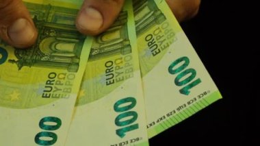 Bir adam 100 Euro 'luk banknotları sayıyor, yakın plan, yavaşlatılmış. Yüksek kaliteli FullHD görüntüler