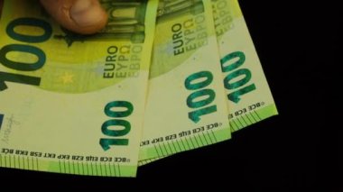 Bir adam 100 Euro 'luk banknotları sayıyor, yakın plan, yavaşlatılmış. Yüksek kaliteli FullHD görüntüler