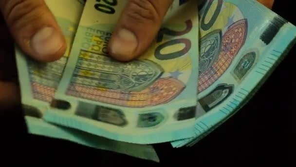 Ein Mann Zählt Euro Scheine Aus Nächster Nähe Verlangsamt Hochwertiges — Stockvideo