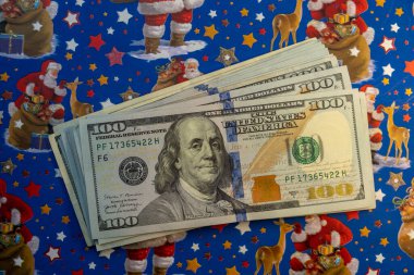 Yeni yıl arkaplanından birkaç yüz dolarlık fatura. Yüksek kalite fotoğraf