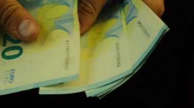 Bir adam faturaları 20 avrodan sayıyor, yakın plan, yavaşlatılmış. Yüksek kaliteli FullHD görüntüler
