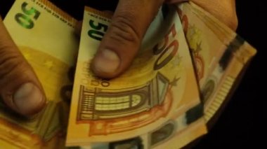 Bir adam 50 avroluk banknotları sayıyor, yakın plan, yavaşlatılmış. Yüksek kaliteli FullHD görüntüler