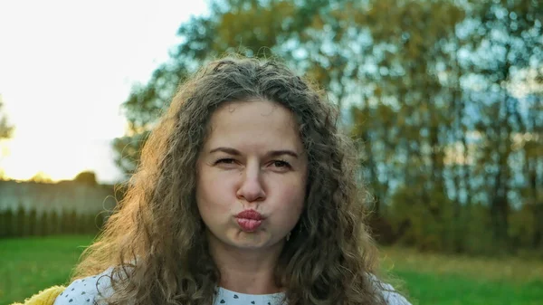 Una Chica Rizada Hermosa Joven Infló Sus Labios Mejillas Foto — Foto de Stock