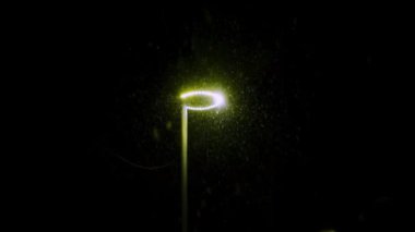 Geceleri parlayan bir fenerin arka planına kar yağıyor. Yüksek kaliteli FullHD görüntüler