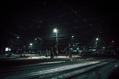 Trafik gece karla kaplı bir şehirdi. Yüksek kalite fotoğraf