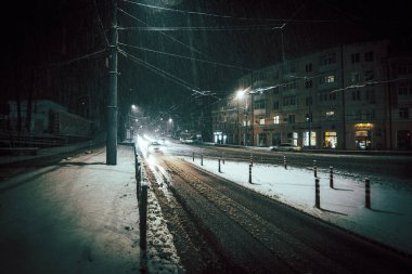 Trafik gece karla kaplı bir şehirdi. Yüksek kalite fotoğraf