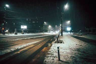 Trafik gece karla kaplı bir şehirdi. Yüksek kalite fotoğraf