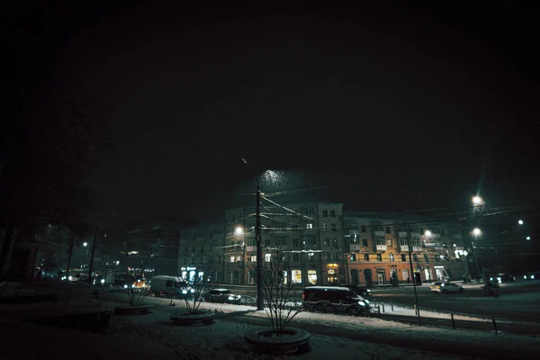 夜晚的交通 覆盖着白雪的城市 高质量的照片 — 图库照片