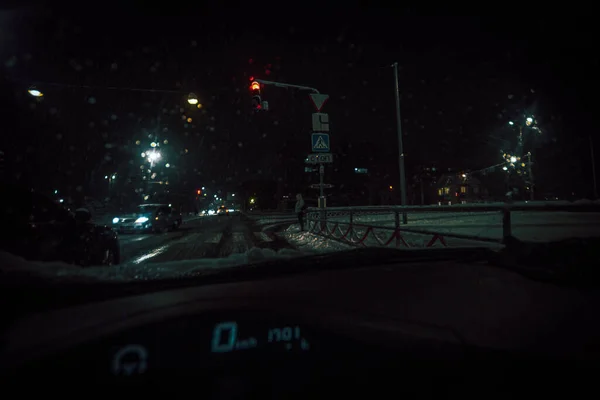 Trafik Gece Karla Kaplı Bir Şehirdi Yüksek Kalite Fotoğraf — Stok fotoğraf