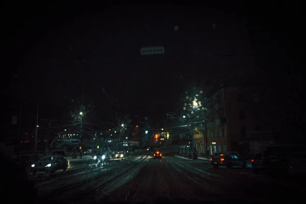 Trafik Snötäckt Stad Natten Högkvalitativt Foto — Stockfoto