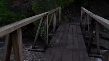 Dağlar ve ormanlar arasındaki eski ahşap bir köprüden geçeceğiz. Yüksek kaliteli FullHD görüntüler