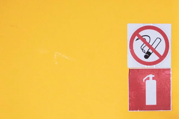 Знак Паління Заборонений Вогнегасник Жовтій Стіні Високоякісна Фотографія — стокове фото
