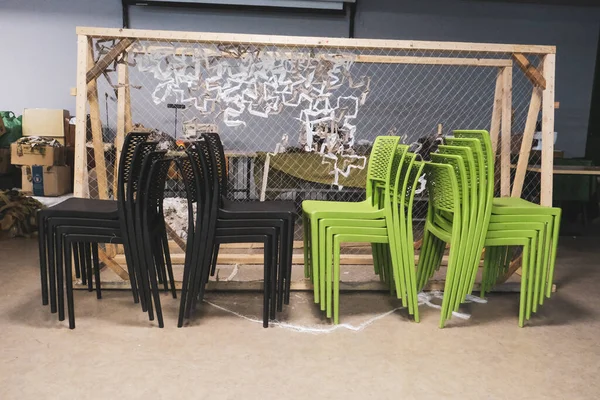 Zusammengefaltete Schwarze Und Grüne Stühle Einem Freiwilligenzentrum Hochwertiges Foto — Stockfoto