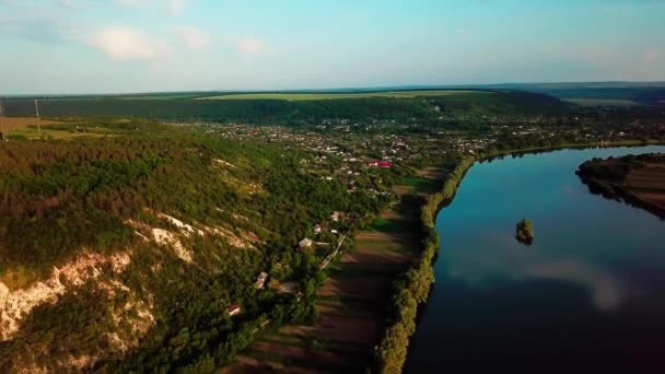 无人机发射 飞越德涅斯特河流域一个风景如画的波德罗尔斯克村 优质Fullhd影片 — 图库视频影像