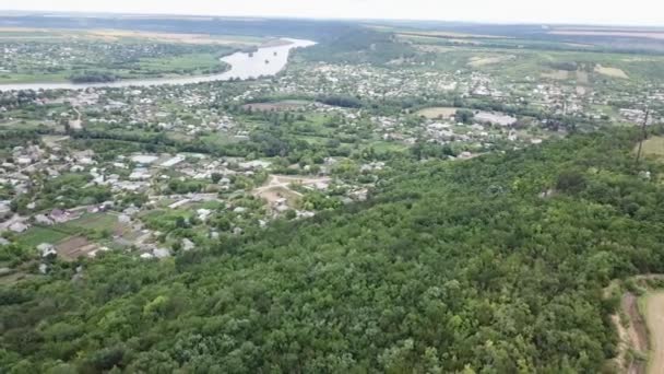 ドローン撮影 ドニエスター川の渓谷の絵のようなポドルスク村を飛行します 高品質のフルHd映像 — ストック動画