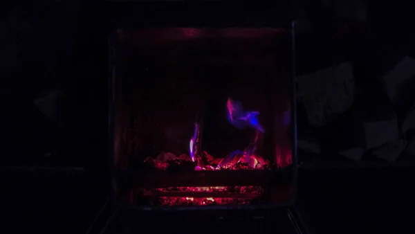 Fuego Arde Con Una Tribu Púrpura Una Estufa Por Noche — Foto de Stock