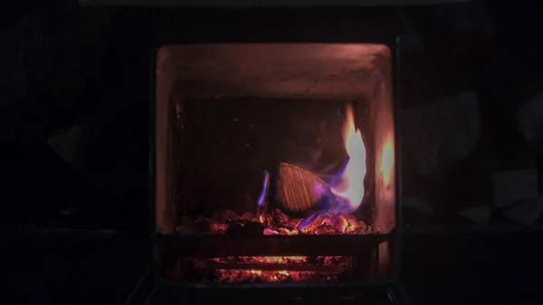 Het Vuur Brandt Met Een Paarse Stam Een Kachel Nachts — Stockfoto