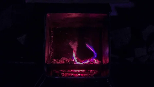 Fuego Arde Con Una Tribu Púrpura Una Estufa Por Noche —  Fotos de Stock