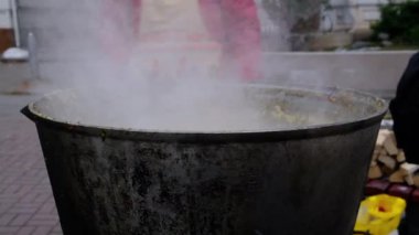 Büyük bir fıçıda yemek pişirir. Yüksek kaliteli FullHD görüntüler