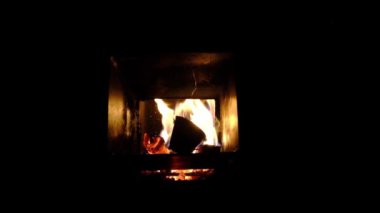 Ateş gece sobada yanıyor. Yüksek kaliteli FullHD görüntüler