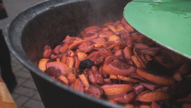 Büyük fıçı, sıcak şarap ve sitruslar, gerçek fotoğraf. Yüksek kalite fotoğraf